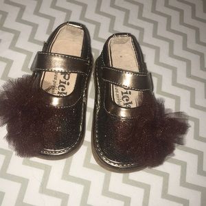 Pickle squeak shoes size 3 baby